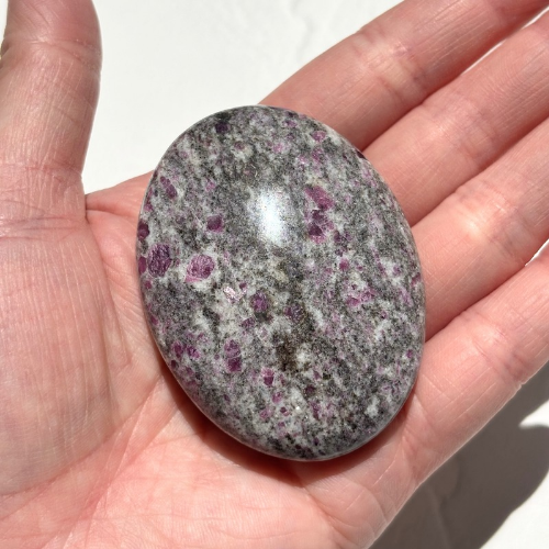 【Ruby in Matrix Palm Stone①】インド産 ルビーインマトリックス パームストーン