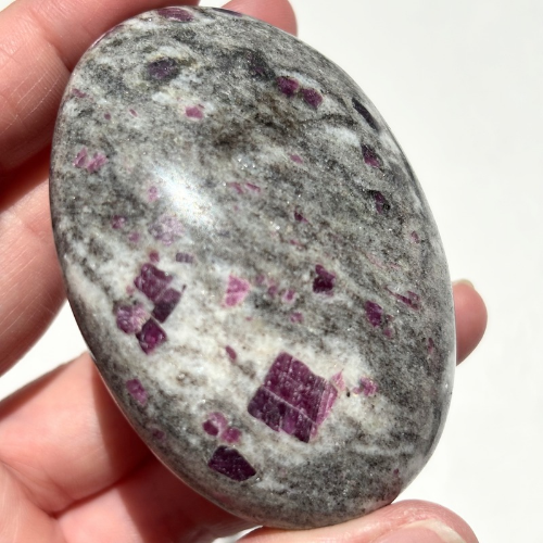 【Ruby in Matrix Palm Stone⑤】インド産 ルビーインマトリックス パームストーン