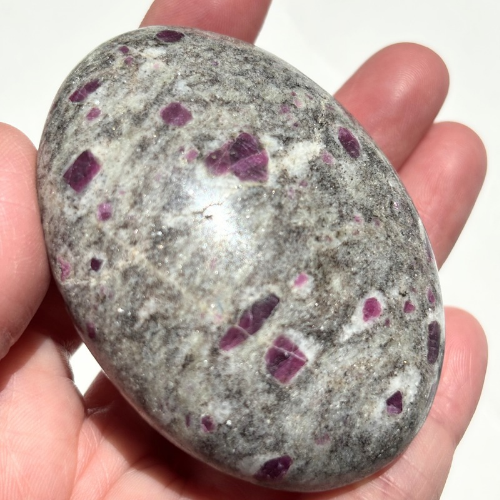 【Ruby in Matrix Palm Stone⑨】インド産 ルビーインマトリックス パームストーン