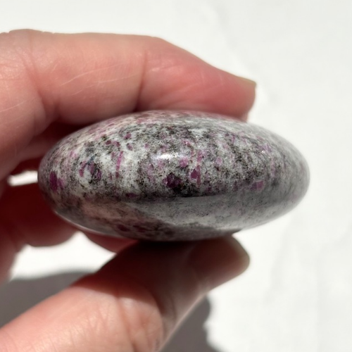 【Ruby in Matrix Palm Stone①】インド産 ルビーインマトリックス パームストーン